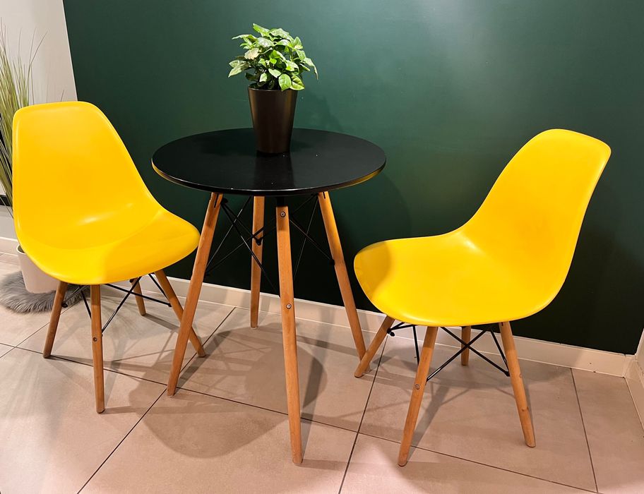 Stół z dwoma krzesłami skandynawskimi