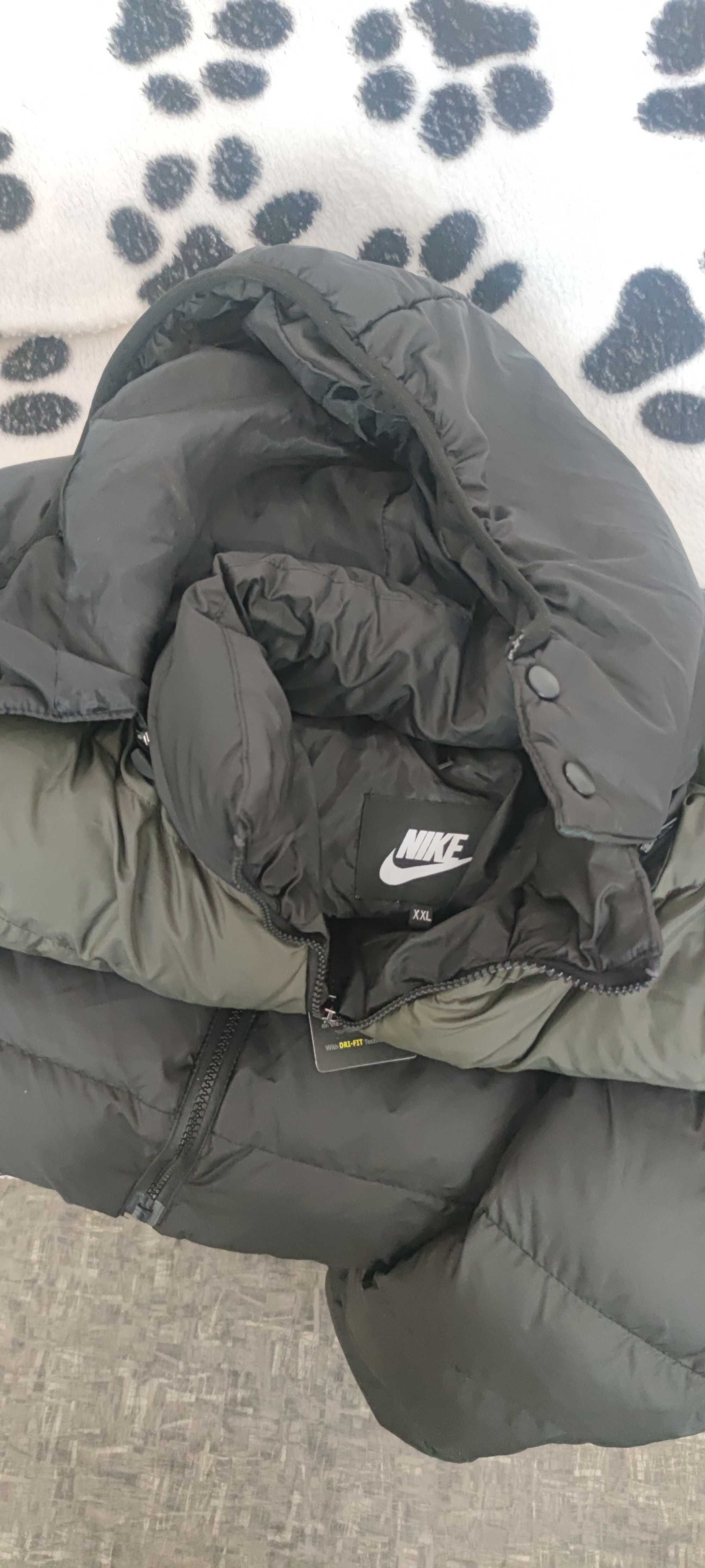 Куртка зимова чоловіча NIKE розмір XL, колір чорно зелений