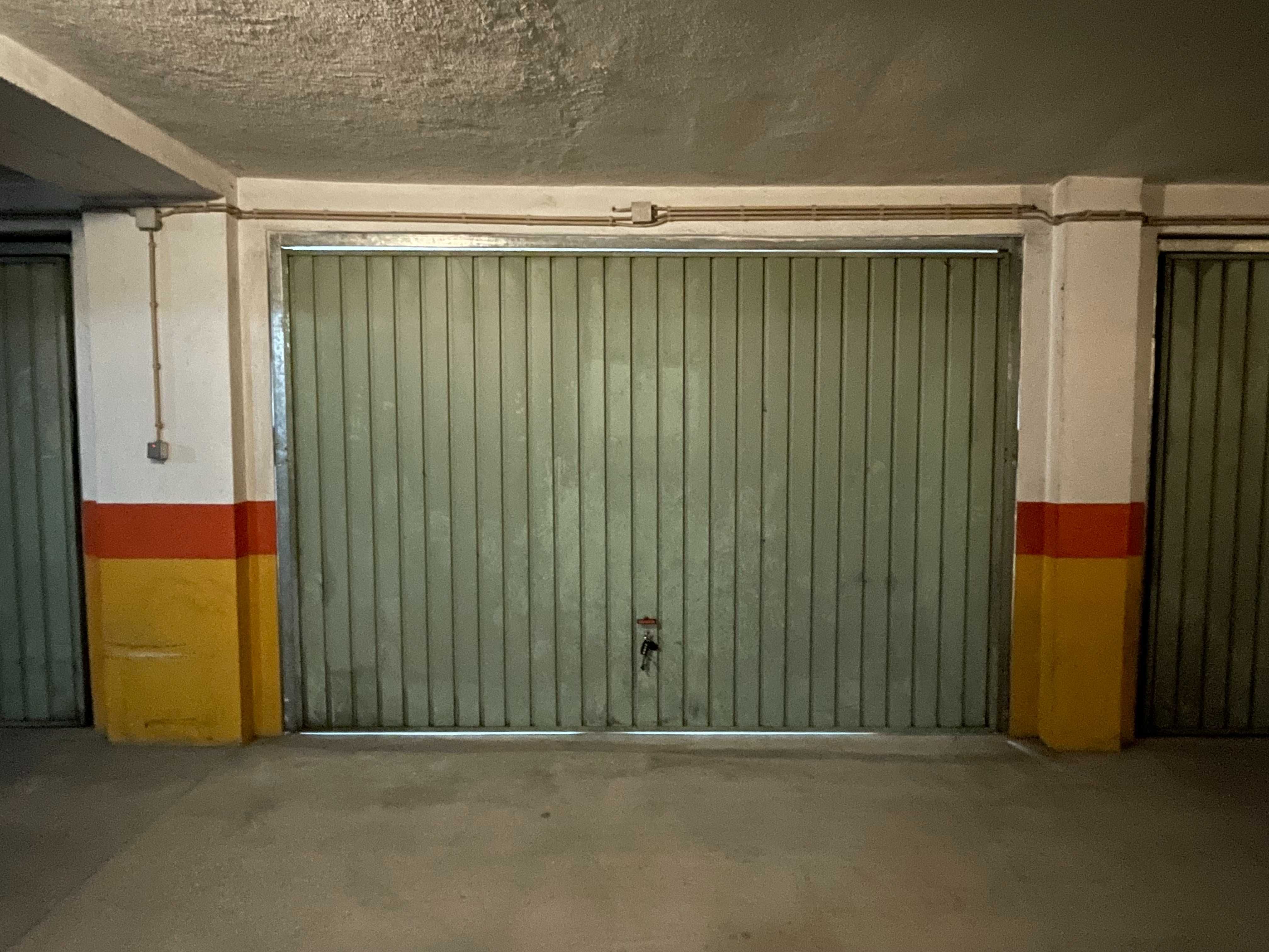 Garagem fechada com 36 metros quadrados