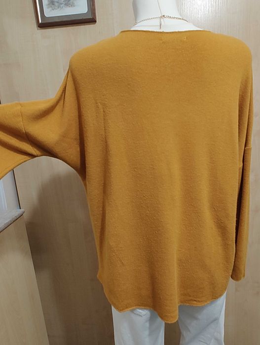 Oversizowy musztardowy sweter ze złotym napisem wiskoza wełna angora