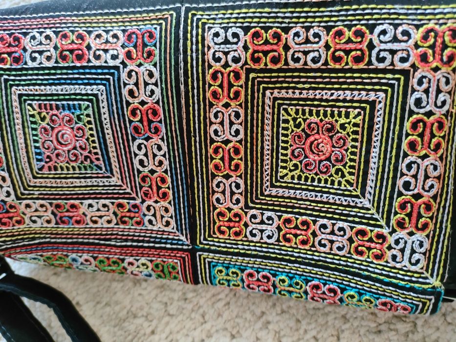 Czarna torebka w piękne kolorowe hafty