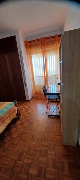 Quarto para alugar a estudante (Agua e luz incluido)