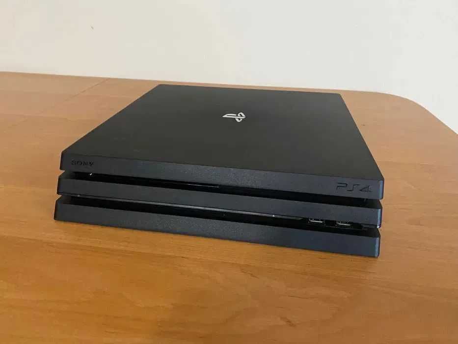 PlayStation 4 PRO 1TB z jednym padem w idealnym stanie.