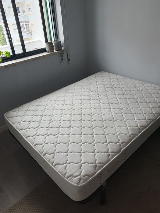 Estrado de cama com pés e colchão
