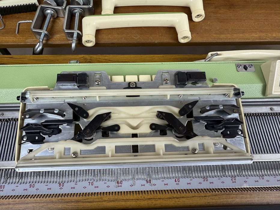 Вязальная машина Brother KH 111, 7 класс