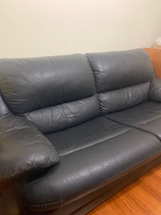 Sofá preto de pele preta