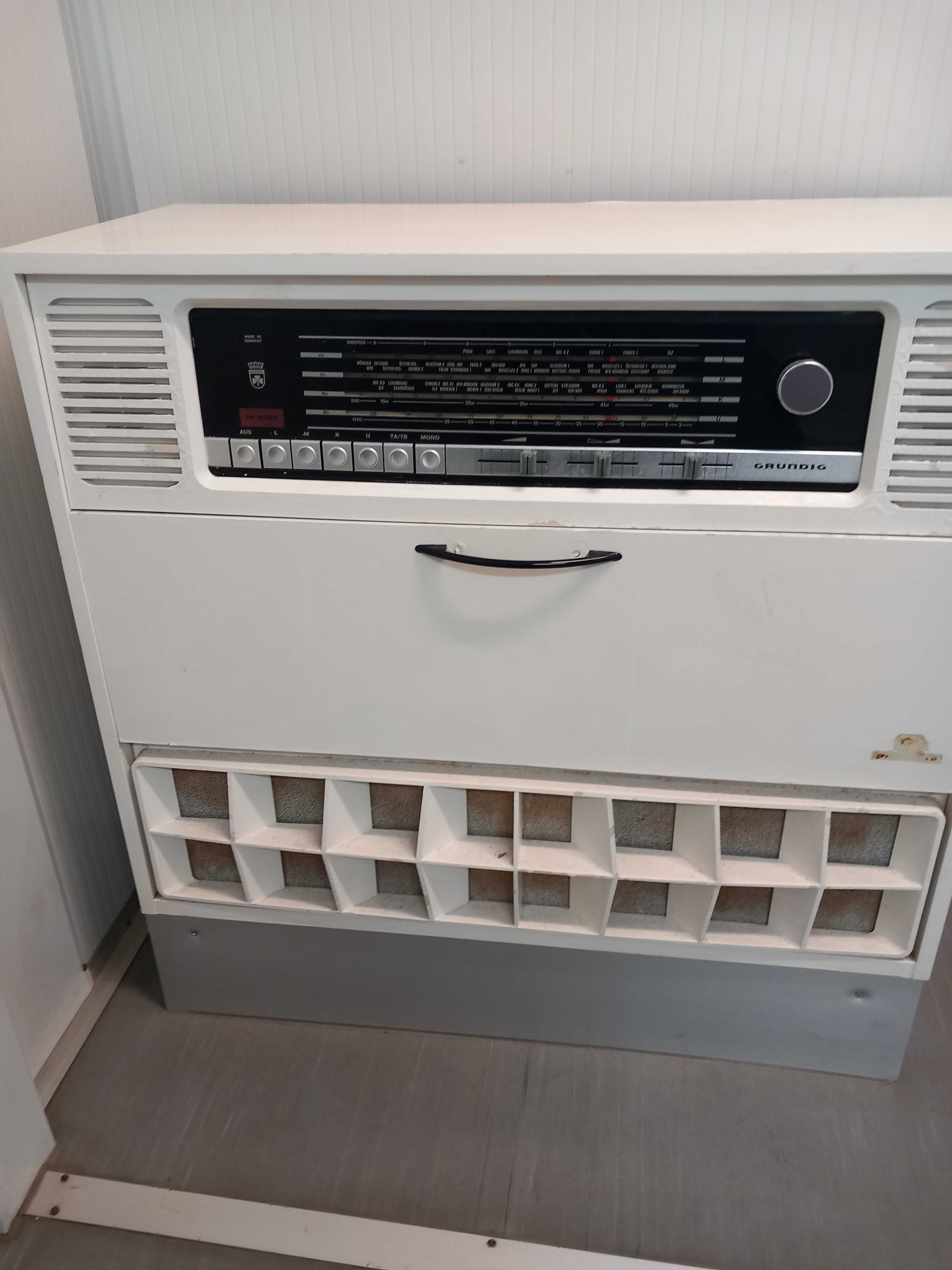 Rádio antigo GRUNDIG