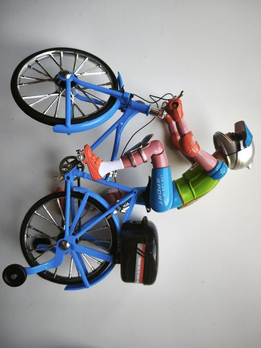 Brinquedo bicicleta. Luzes, música e movimento