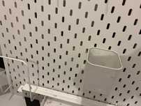 Biała tablica na przybory szkolne marki Ikea