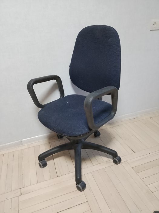 Продам стол компьютерный, стол обед. б/у, кресло, двери