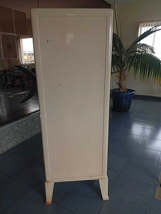 Armário vitrine farmácia antigo vintage em ferro e vidro