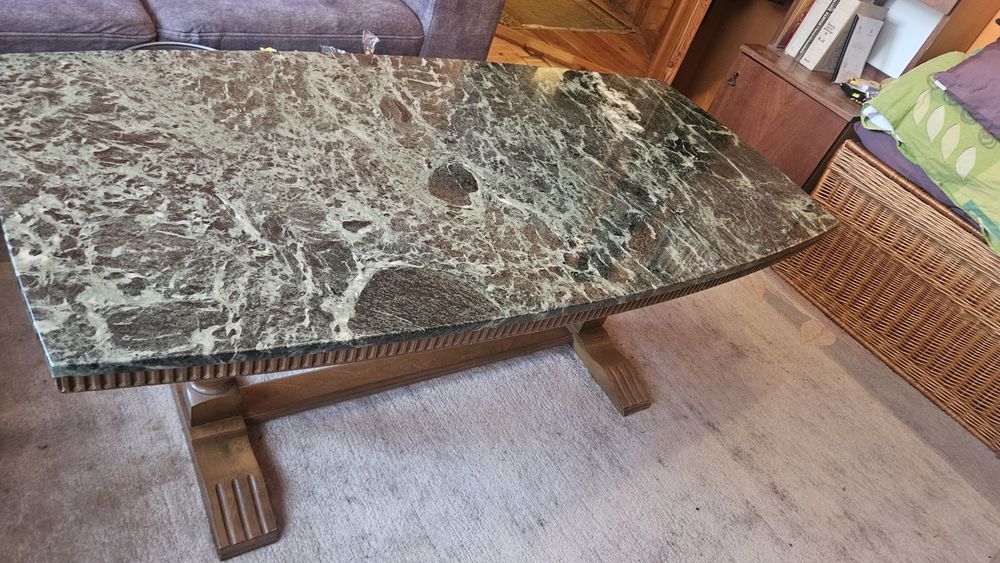 Stolik kawowy z blatem kamiennym