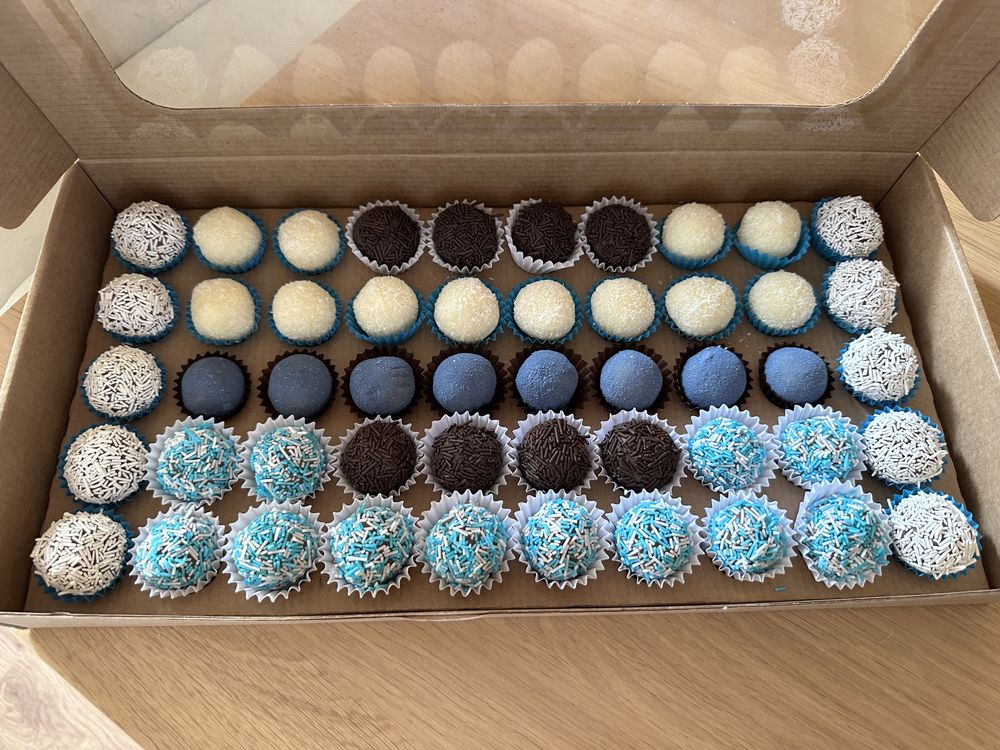 Brigadeiros caseiros e bolos de aniversário