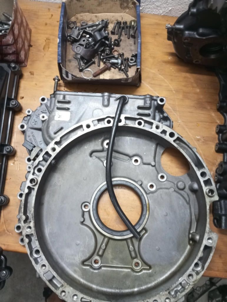Várias peças de motor Mercedes