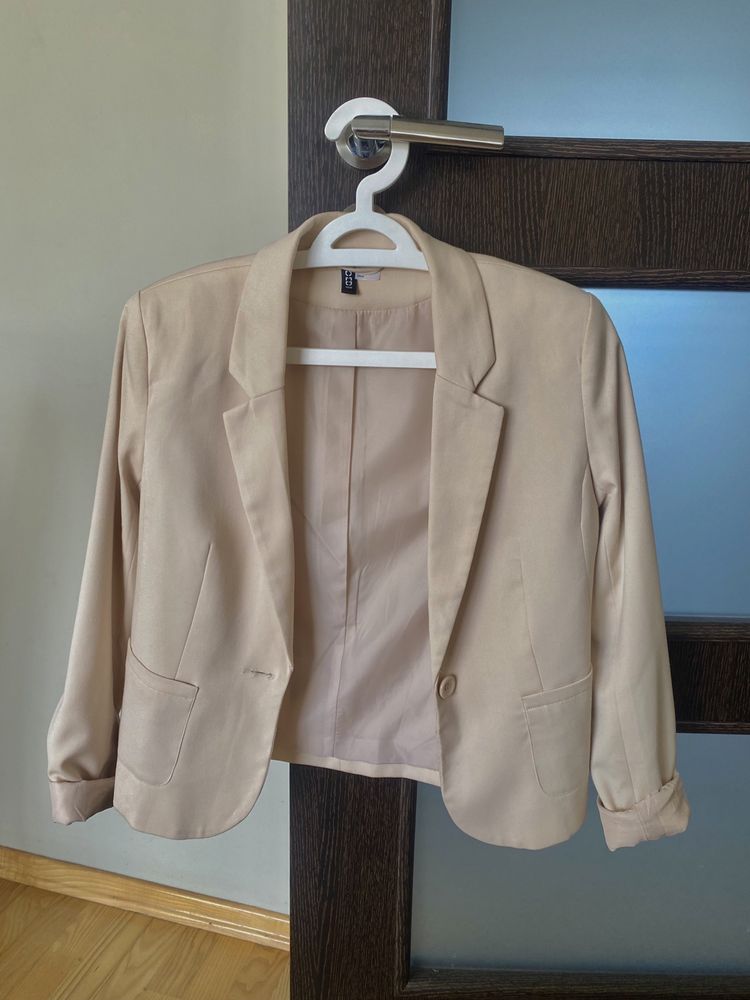 jasnobeżowy żakiet marki H&M