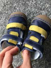 Sapatos bebé tamanho 18 primeiros passos como novos