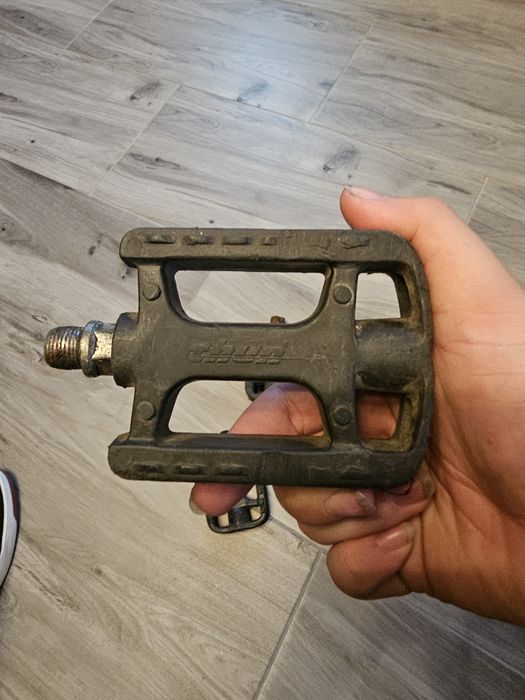 Pedały rowerowe plastikowe