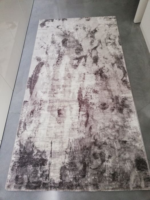 Tapete cinza e branco