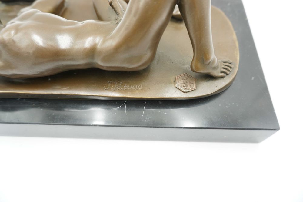 FIGURA z brązu akt męski nagi mężczyzna leżący