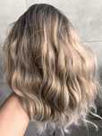 Peruka chłodny ciemny blond ombre fale loki gęste krótkie włosy nowa