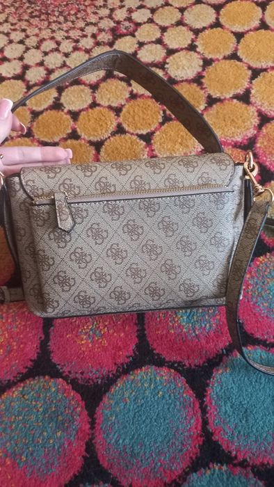 Стильна жіноча сумка Guess Brenton