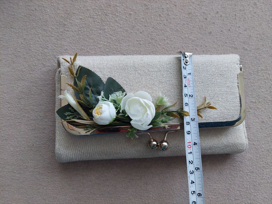 Złota torebka z kwiatami