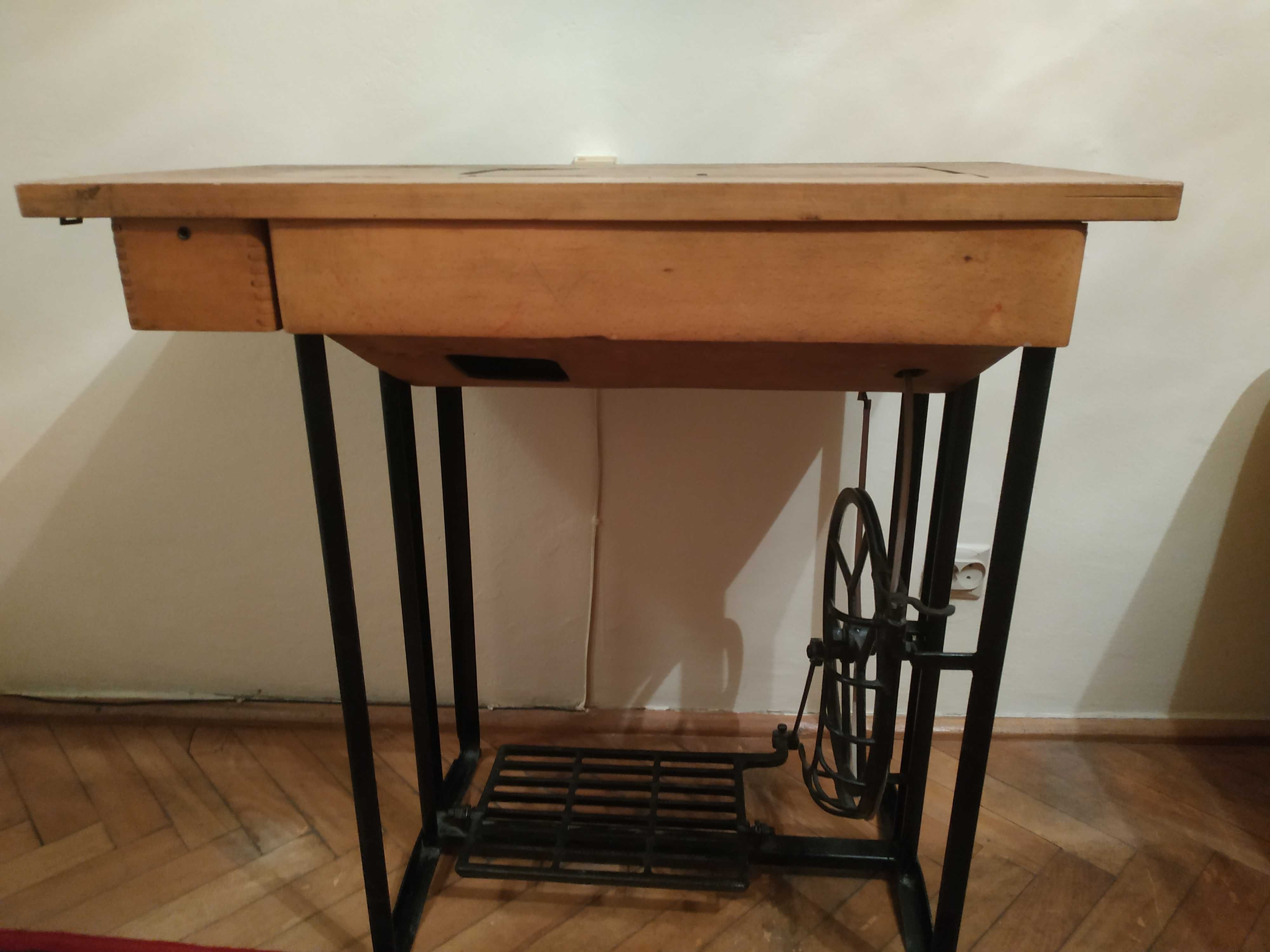 Zabytkowa maszyna do szycia Łucznik kl. 82 z lat 60-tych