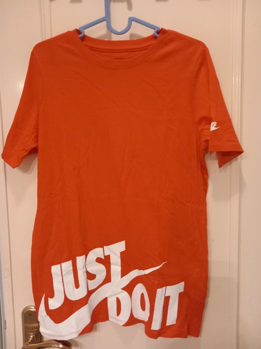 T shirt nike encarnada tam 13/15  anos