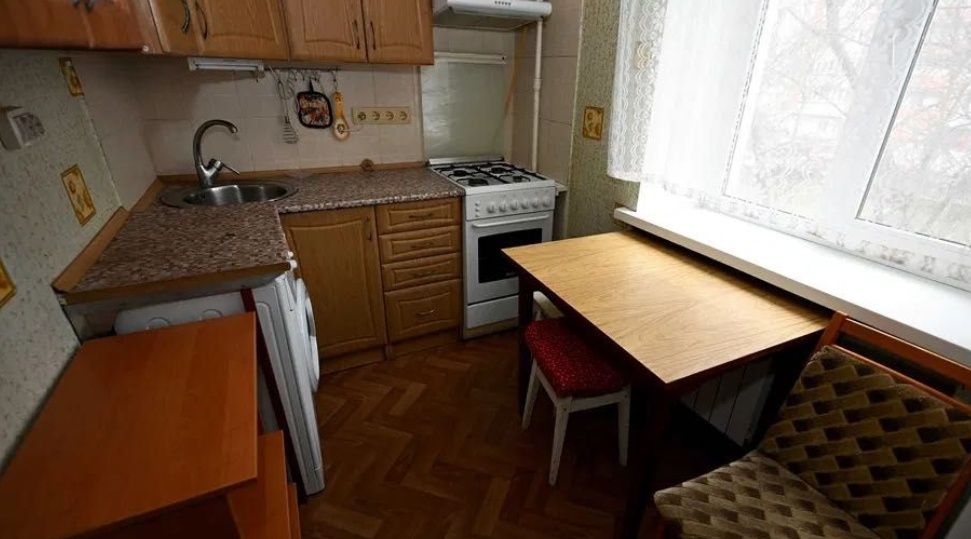 Здається хороша 2х кімнатна квартира з косметичним ремонтом!