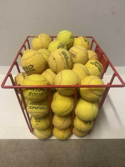 Koszyk tenisowy z piłkami