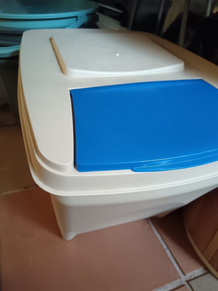 Baldes, caixas e caixotes do lixo