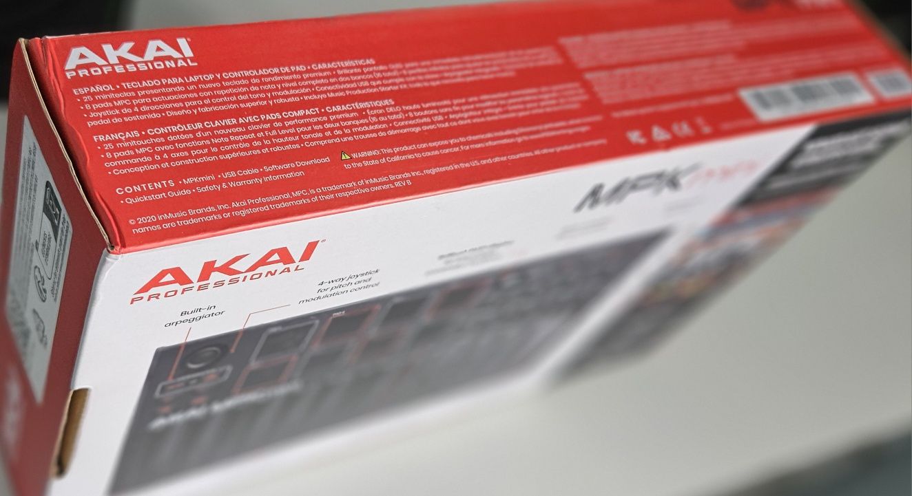 Упаковка с Akai Mpk Mini mk3