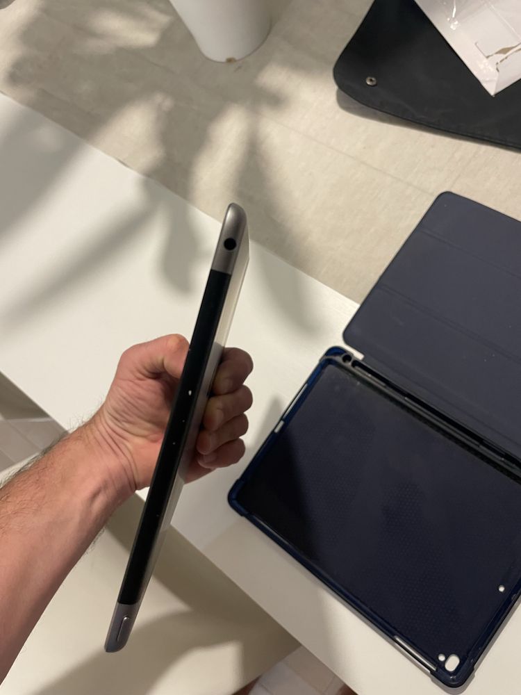 iPad 5. generacji (2017, 9,7″) Wi‑Fi + Cellular 32 GB