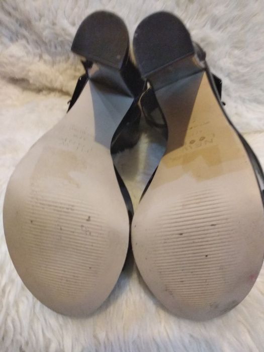 Czarne buty na słupku z szerszym paskiem New Look