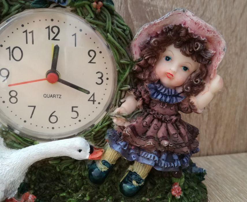 Zegarek z dziewczynką i gąską z ceramiki Vintage