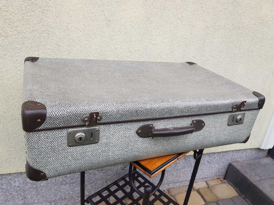 Stara  walizka w kratke biało- czarną