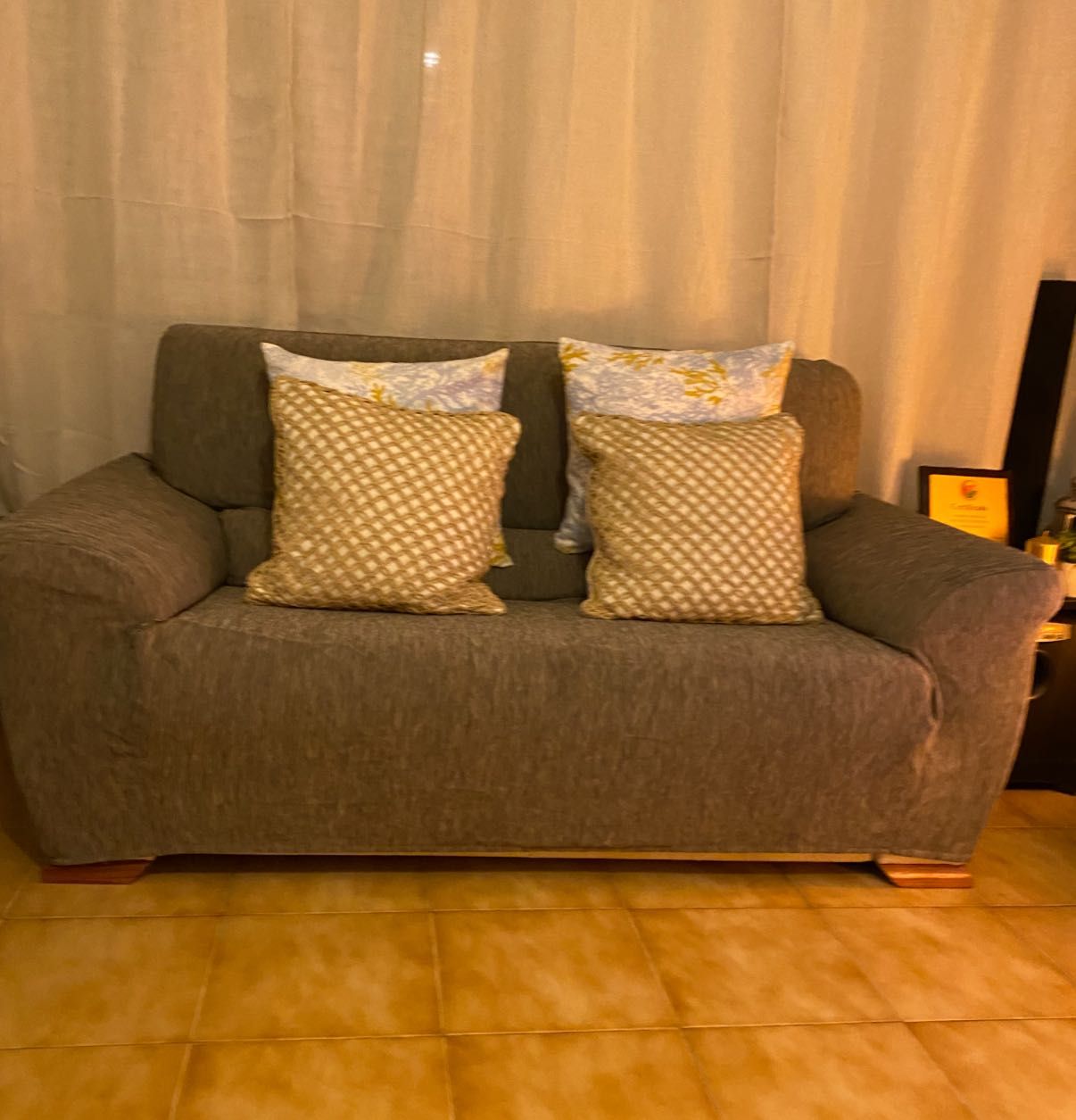 Sofá com encosto inclinado