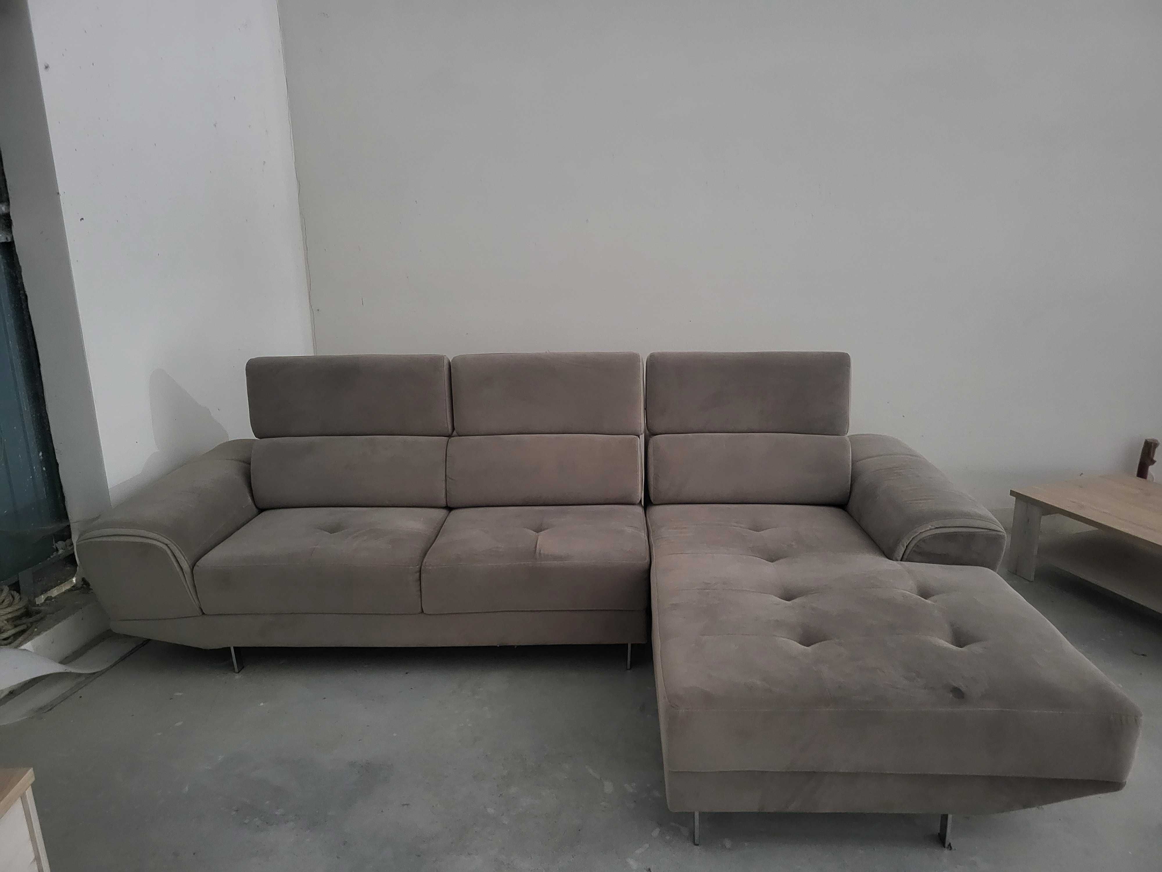Sala de estar com sofá,movel de televisão e mesa de centro