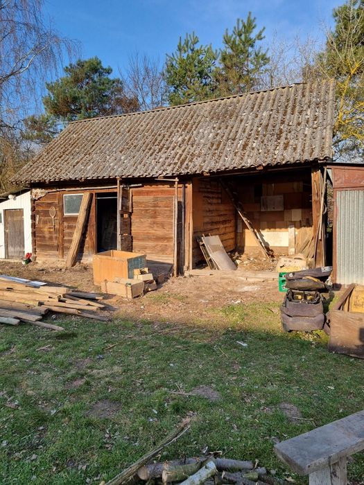 Stara stodoła oraz stare bale i stara szopa