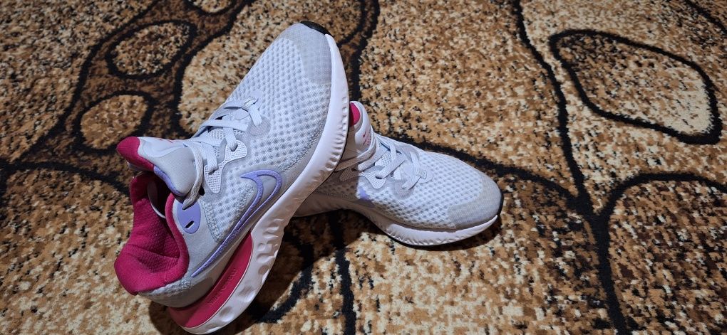 Кросівки жіночі Nike