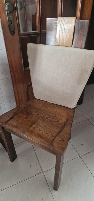 Mesa e cinco cadeiras em carvalho