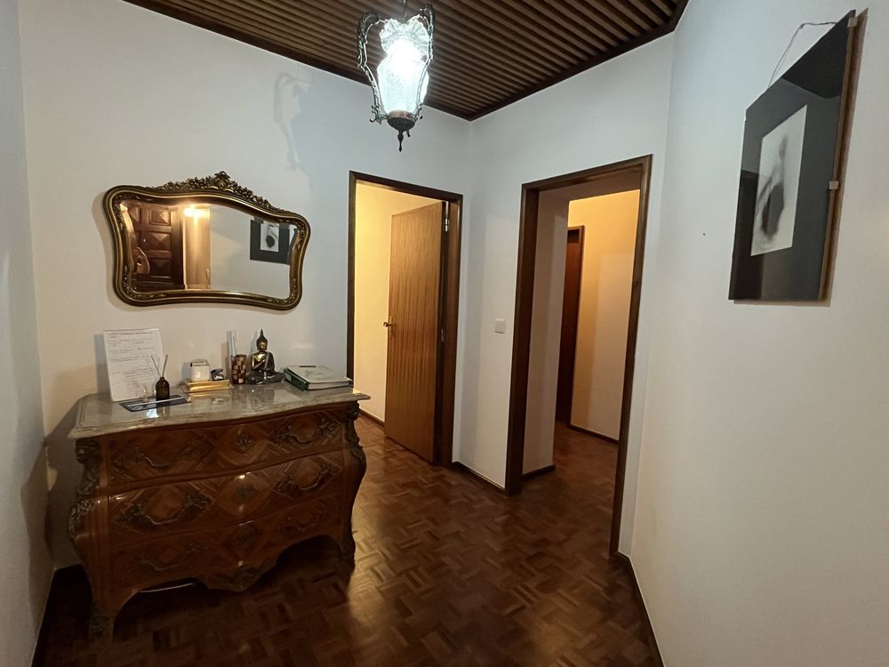 Quarto com varanda no centro ambiente tranquilo