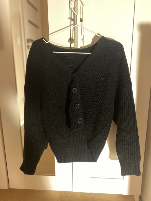 czarny sweter damski z rozpinanymi guzikami