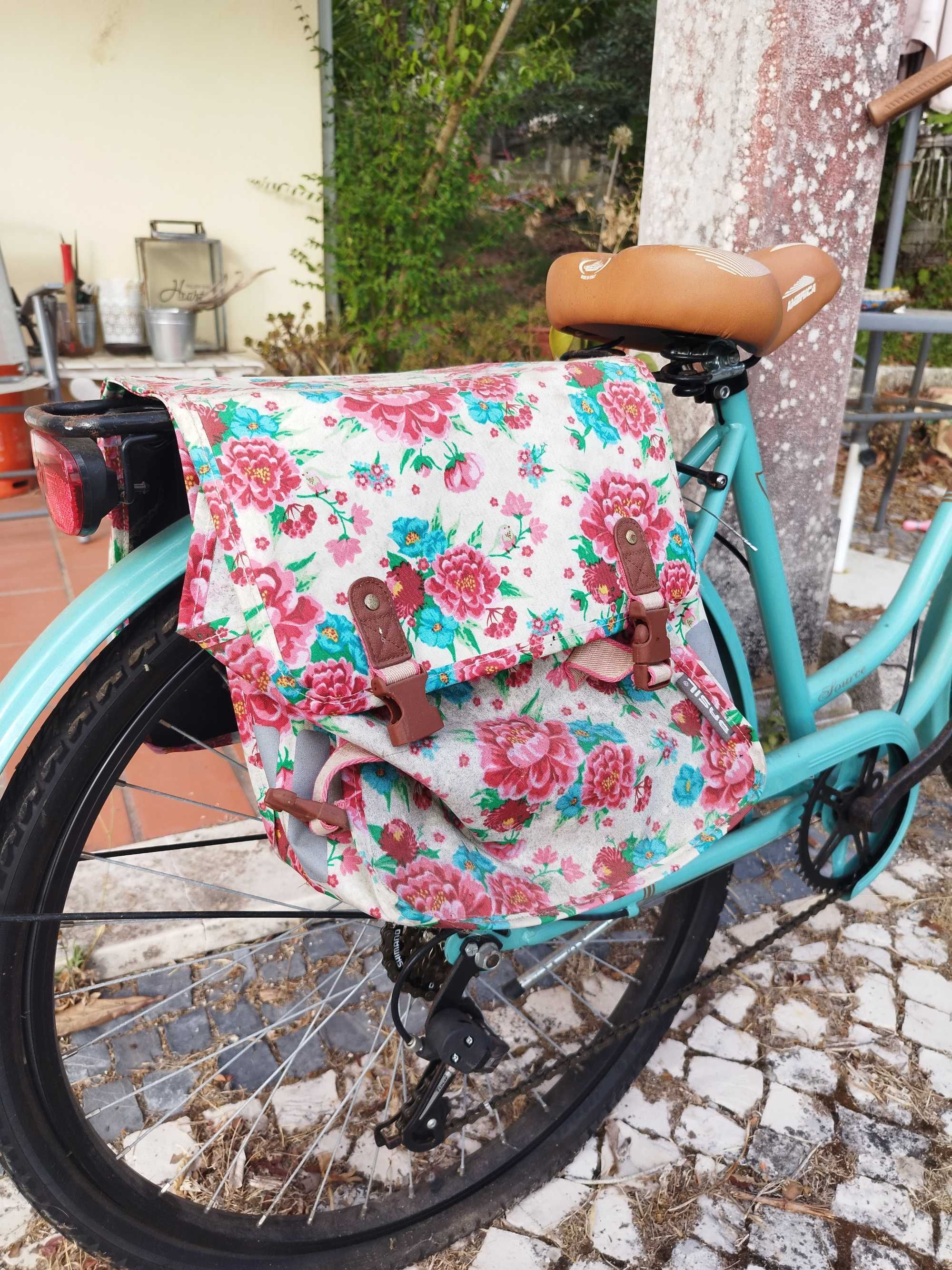 Bicicleta Vintage Moderna com mochilas laterais