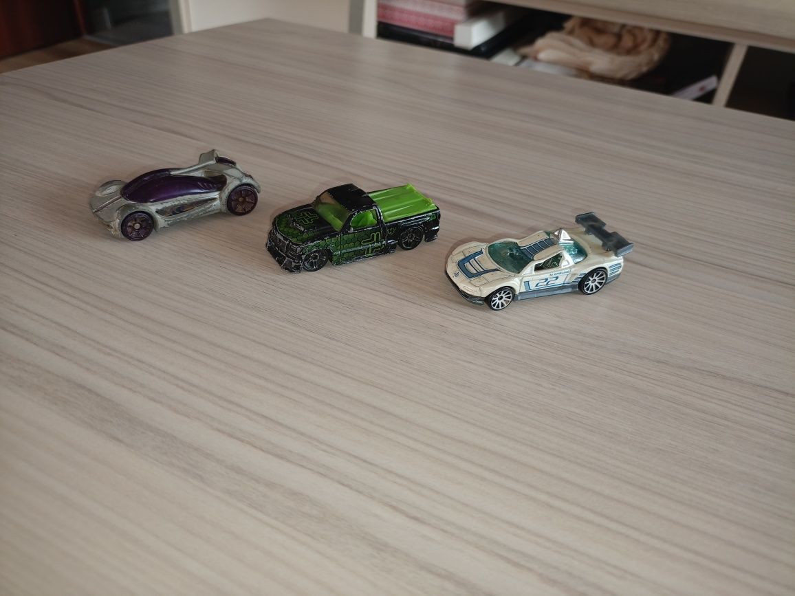 3 samochody Hot Wheels