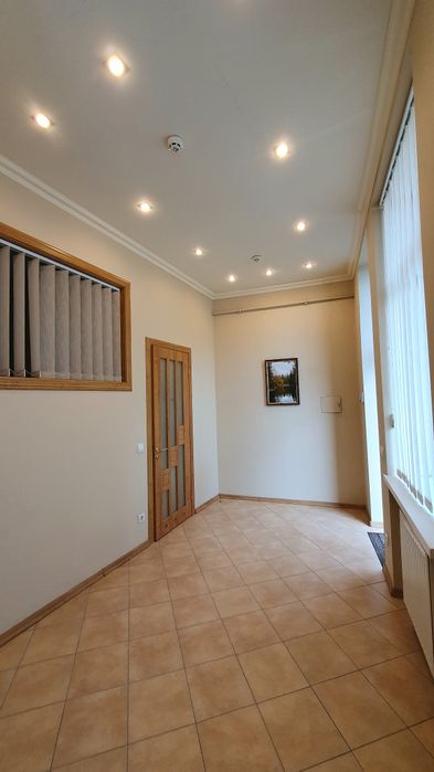 ПРОДАЖ КОМЕРЦІЙНОГО ПРИМІЩЕННЯ в центрі м Мукачево пл Кирила і Мефодія