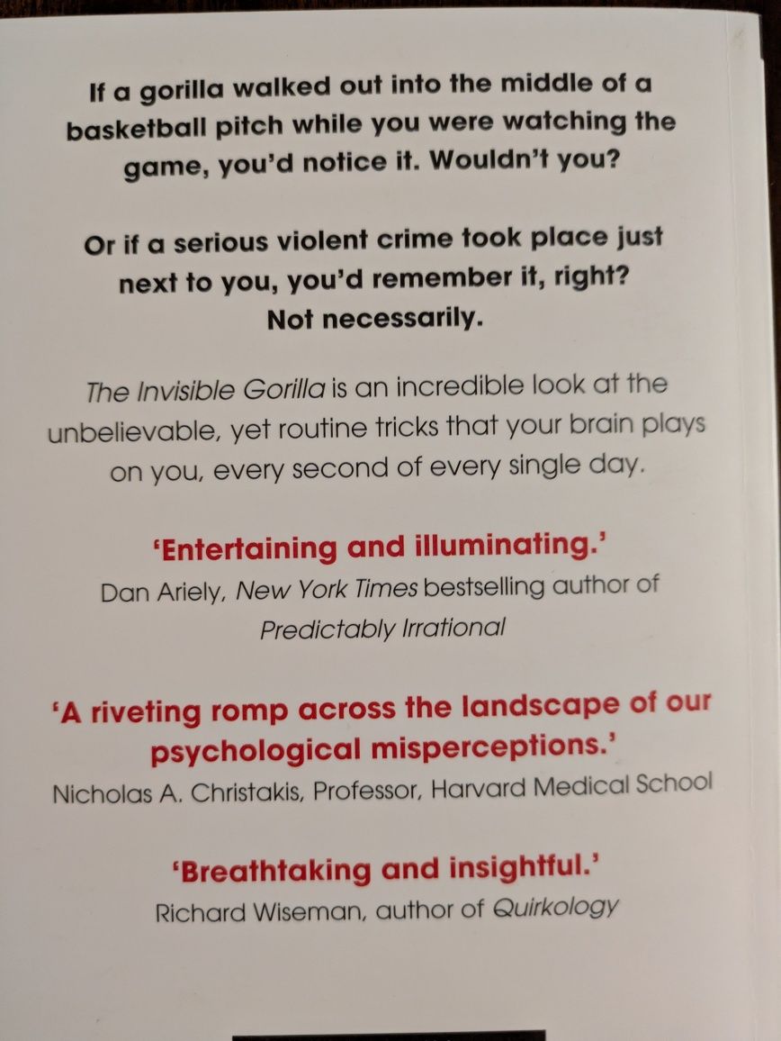 Livro The Invisible Gorilla de Christopher Chabris & Daniel Simons.