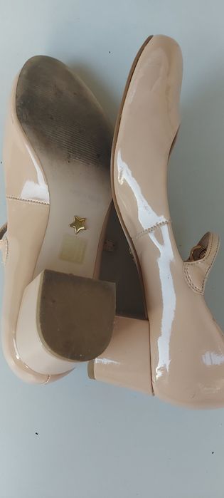 Beżowe lakierowane czółenka Kurt Geiger  rozmiar 40