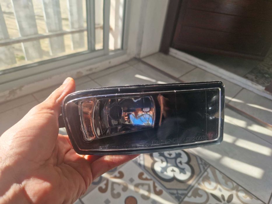Vendo farol de nevoeiro marca Seat do lado da pendura novo.