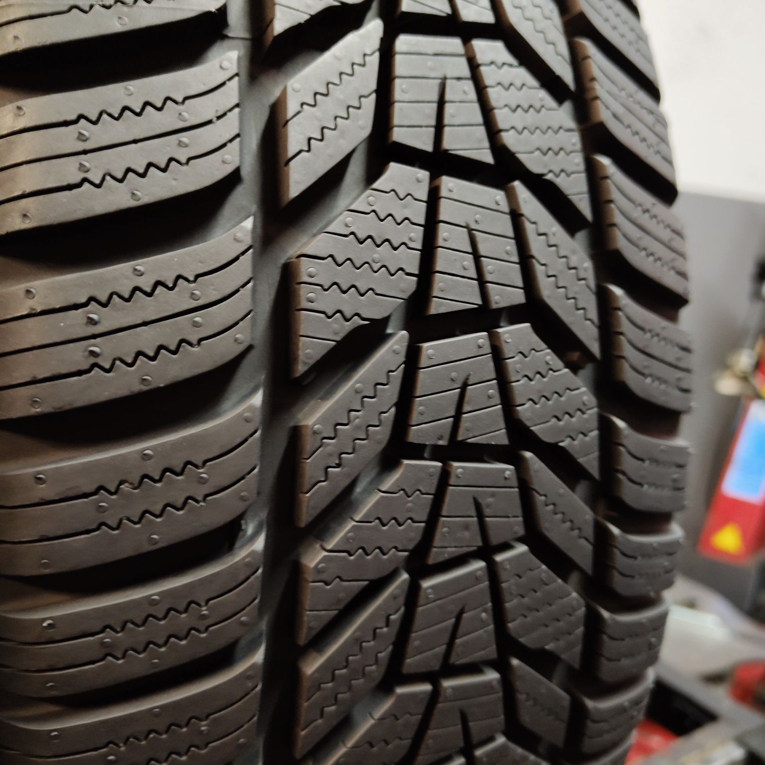 225/65/17 Sprzedam parę opon zimowych Hankook